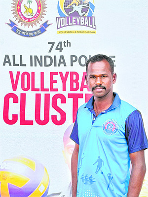 తెలంగాణ పోలీస్‌ వాలీబాల్‌ టీం కెప్టెన్‌గా మహేశ్‌ 
3