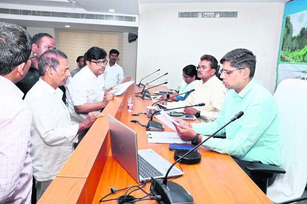 ఫిర్యాదులను వెంటనే పరిష్కరించాలి
1