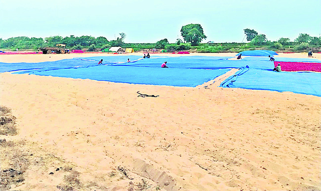 కమ్ముకుంటున్న మబ్బులు 1