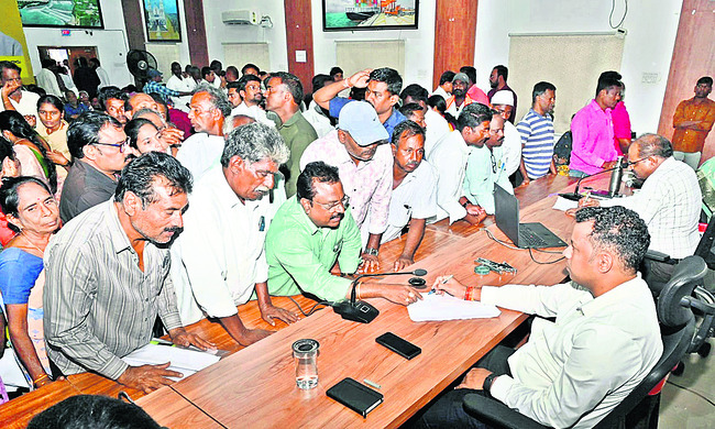 పోటెత్తిన అర్జీదారులు1