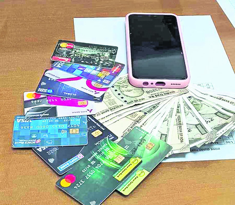 ఏటీఎం కార్డుల దొంగ దొరికాడు1