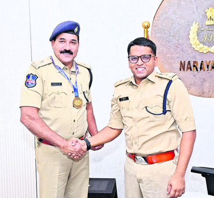 ఏఎస్పీకి అభినందన 
1