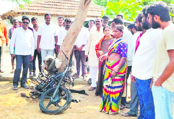 బైక్‌ దగ్ధం 
1