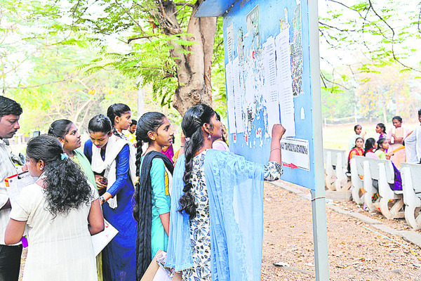 ఇంటర్‌ పరీక్షలు షురూ.. 1