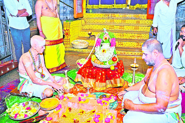 శాస్త్రోక్తంగా శాంతి అభిషేకాలు1