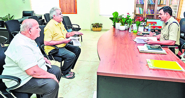 పోలీస్‌ గ్రీవెన్స్‌కు 105 అర్జీలు 1