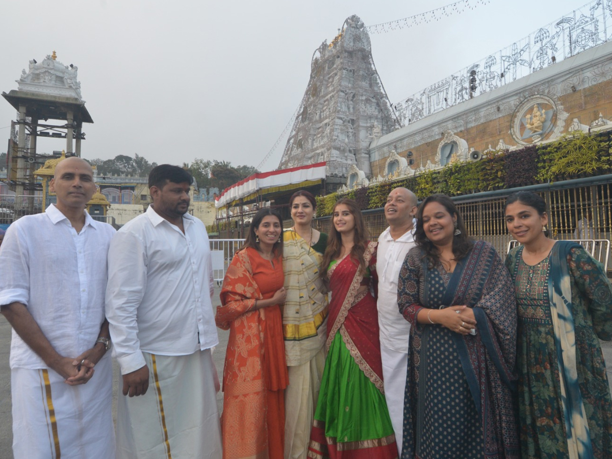 Actress Raveena Tandon visited The Tirumala Venkateshwara Temple Photos1