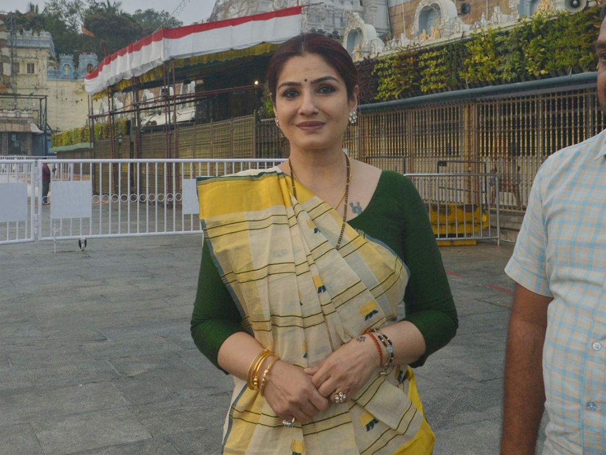 Actress Raveena Tandon visited The Tirumala Venkateshwara Temple Photos2