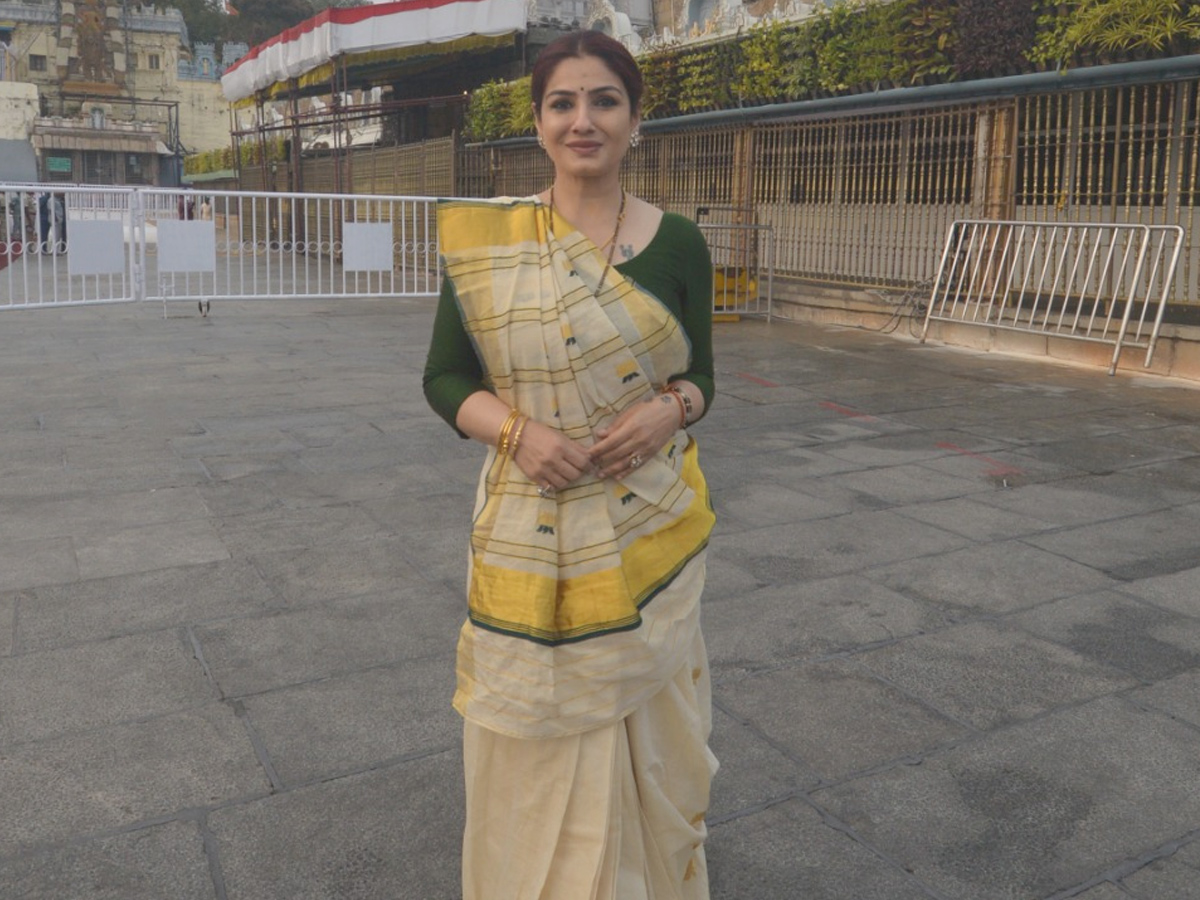Actress Raveena Tandon visited The Tirumala Venkateshwara Temple Photos3
