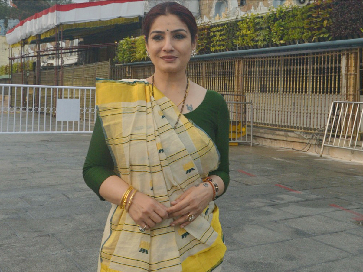 Actress Raveena Tandon visited The Tirumala Venkateshwara Temple Photos4