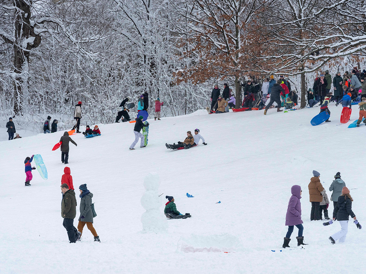 New York : Snow Covers a River During a Snowstorm 10