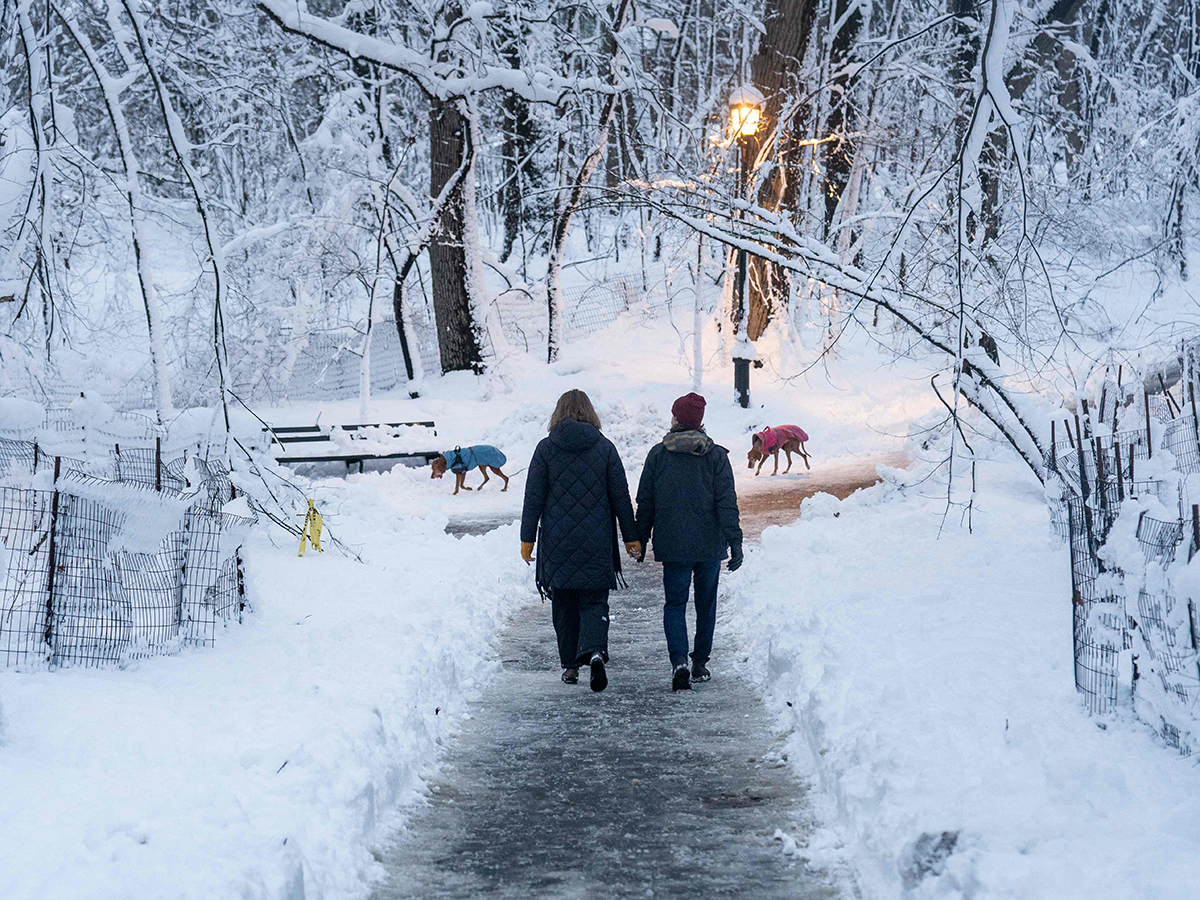 New York : Snow Covers a River During a Snowstorm 11