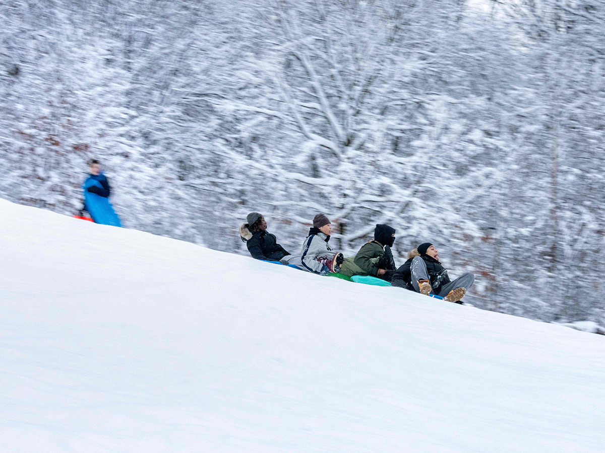 New York : Snow Covers a River During a Snowstorm 15
