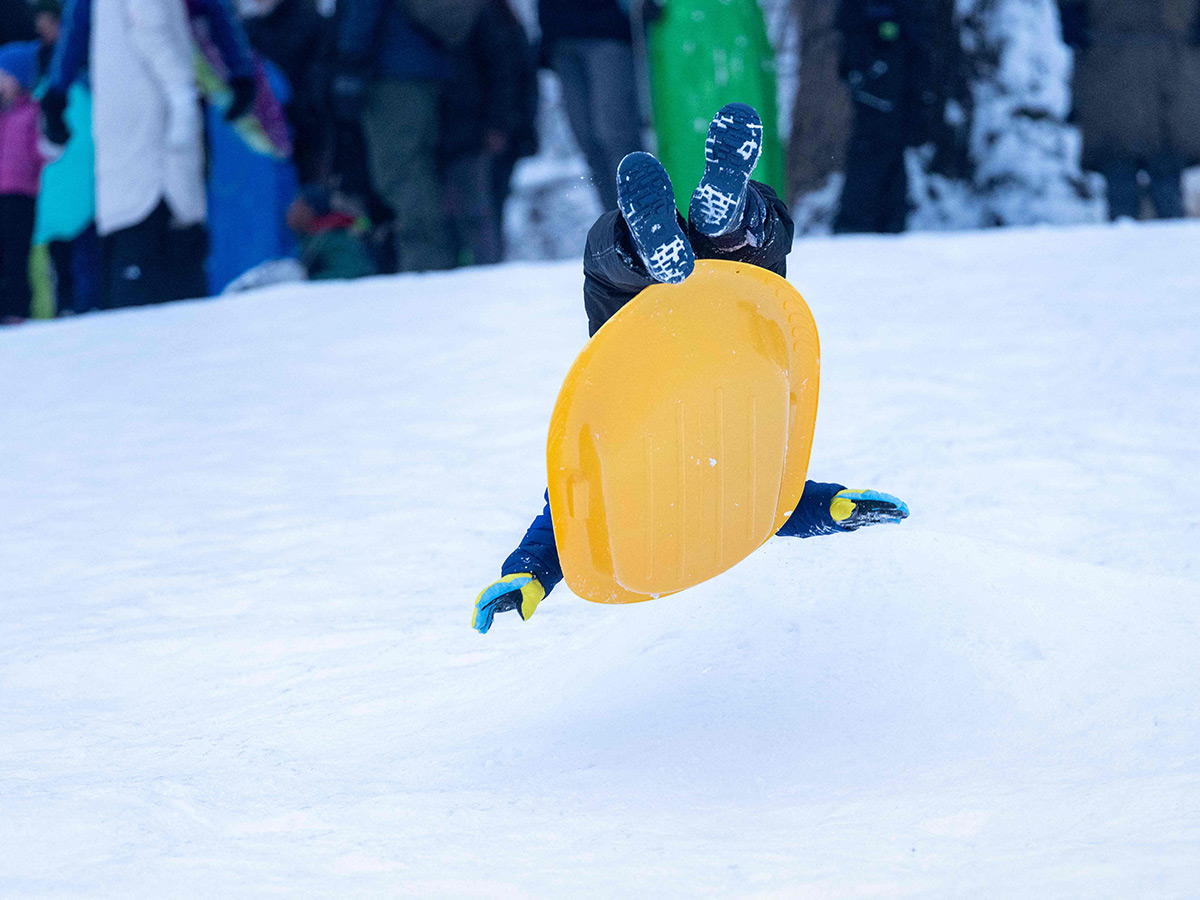 New York : Snow Covers a River During a Snowstorm 16