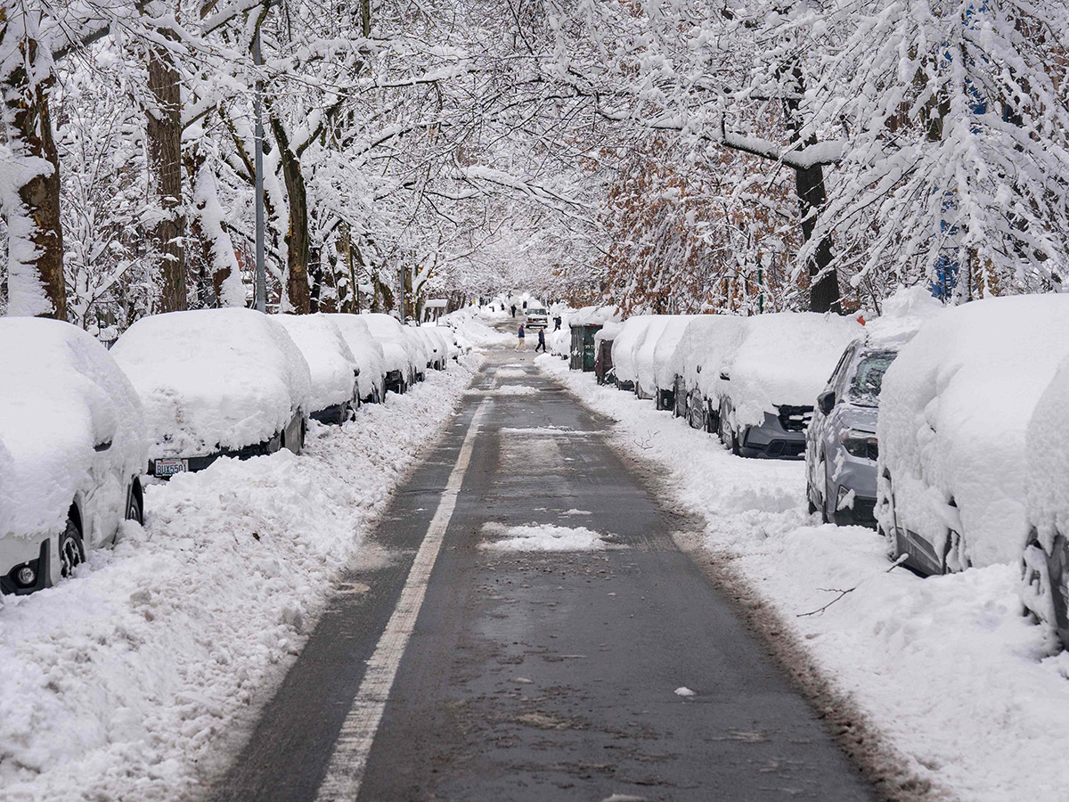New York : Snow Covers a River During a Snowstorm 17