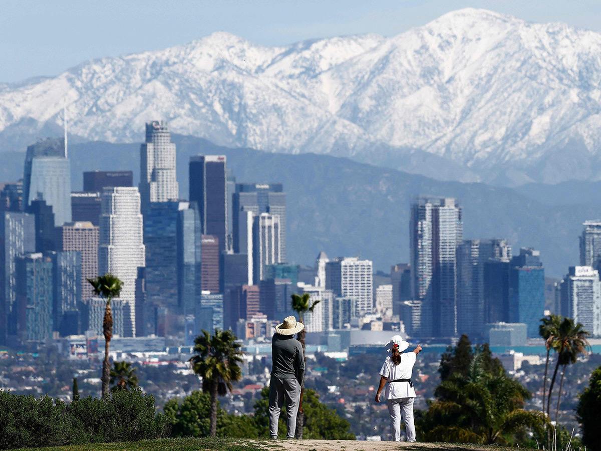 New York : Snow Covers a River During a Snowstorm 18