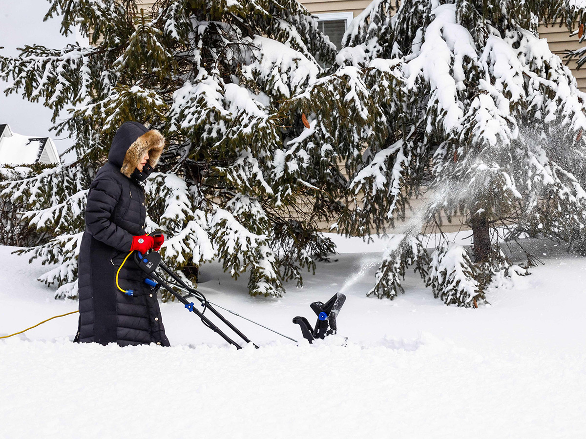 New York : Snow Covers a River During a Snowstorm 24