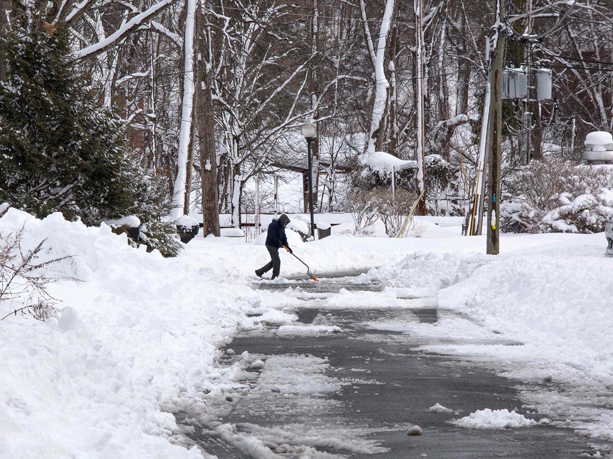 New York : Snow Covers a River During a Snowstorm 20