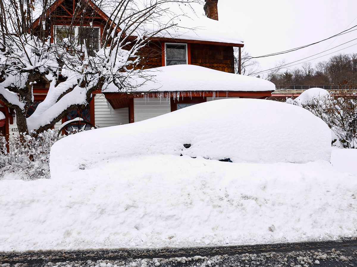 New York : Snow Covers a River During a Snowstorm 5