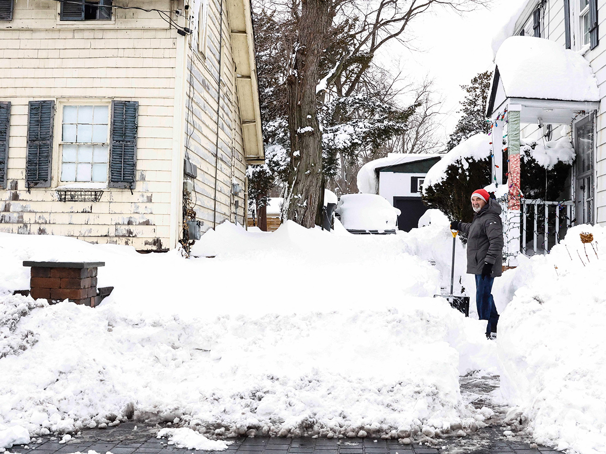 New York : Snow Covers a River During a Snowstorm 6