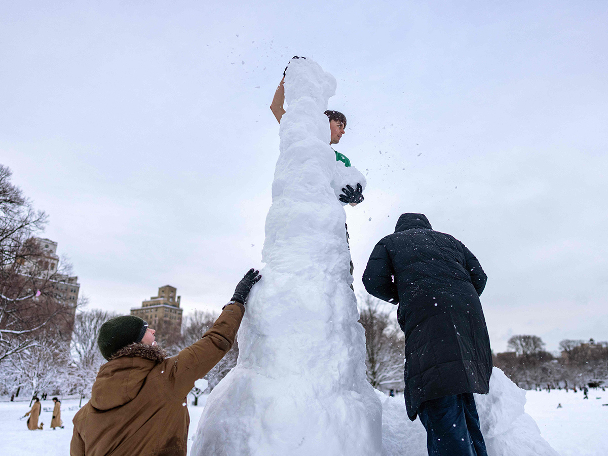 New York : Snow Covers a River During a Snowstorm 9