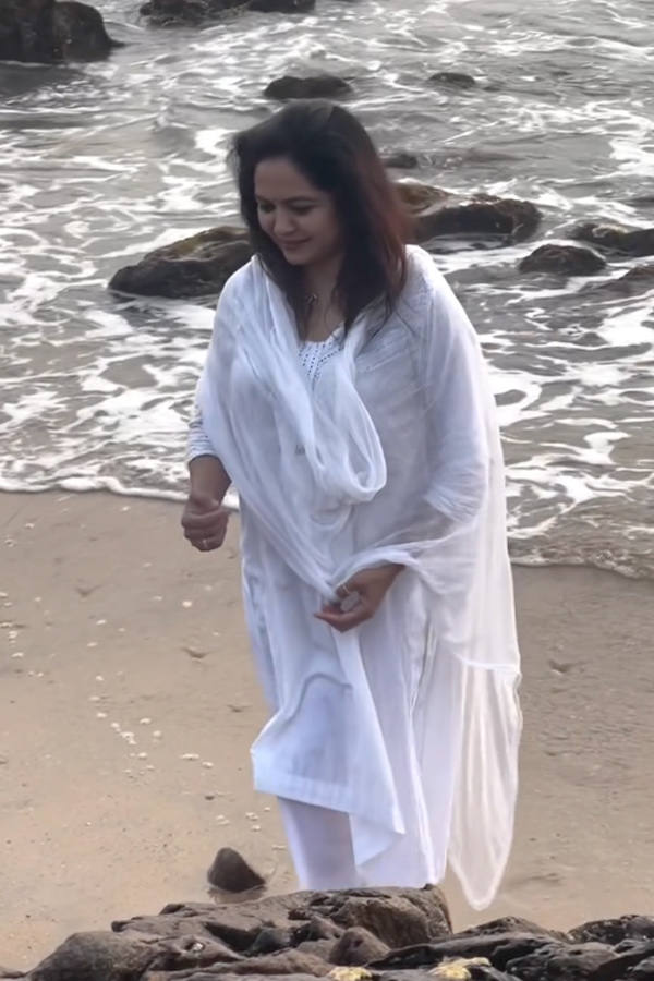 Singer Sunitha enjoying Her Time In beach Photos10