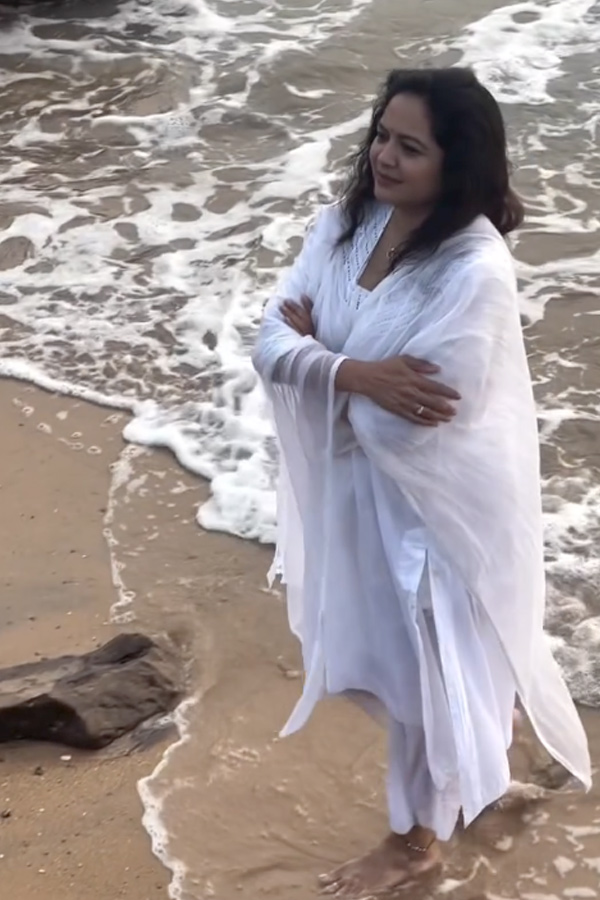 Singer Sunitha enjoying Her Time In beach Photos12