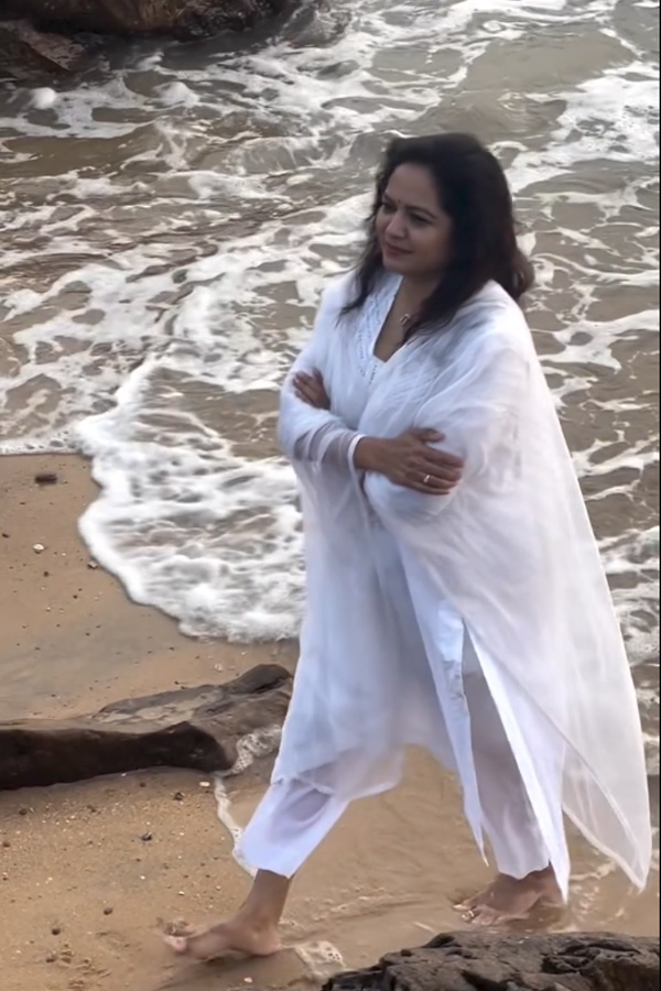 Singer Sunitha enjoying Her Time In beach Photos13