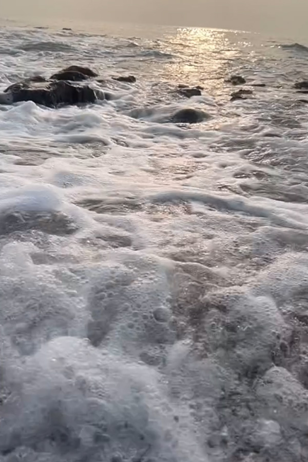 Singer Sunitha enjoying Her Time In beach Photos2