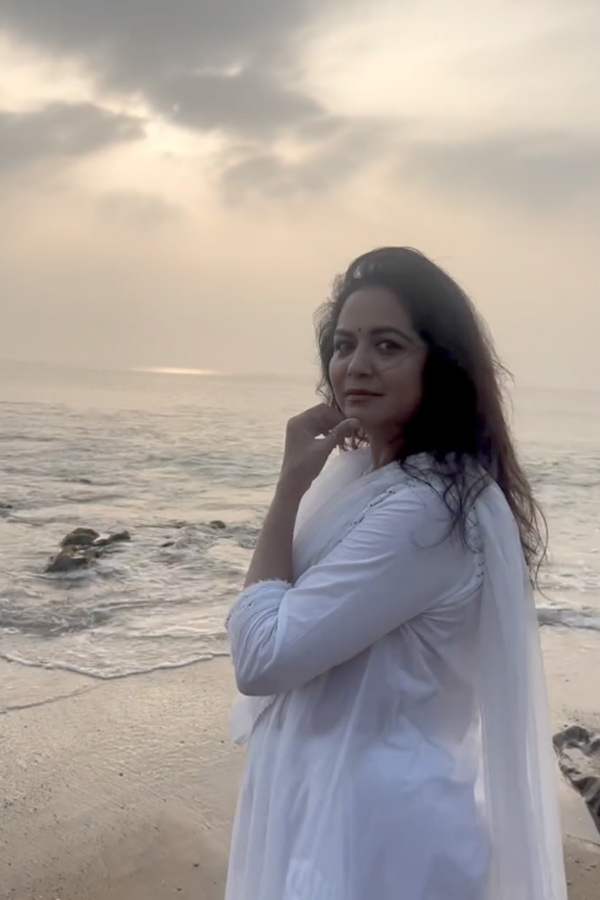 Singer Sunitha enjoying Her Time In beach Photos4