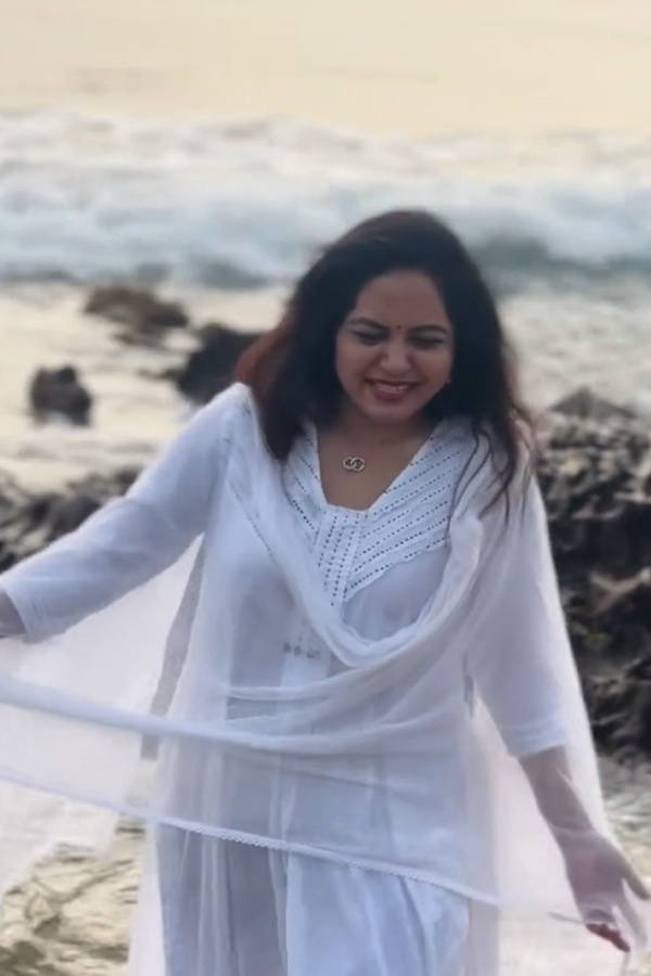 Singer Sunitha enjoying Her Time In beach Photos5