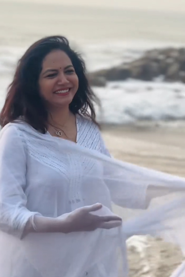 Singer Sunitha enjoying Her Time In beach Photos6