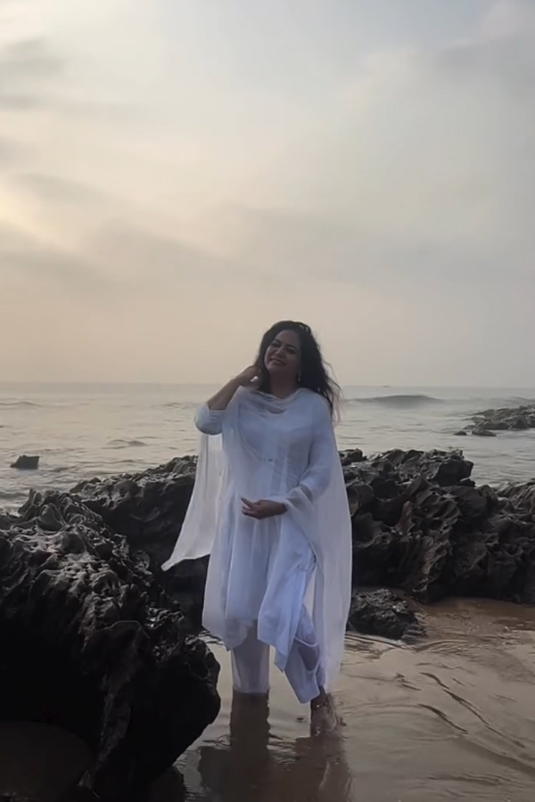 Singer Sunitha enjoying Her Time In beach Photos7