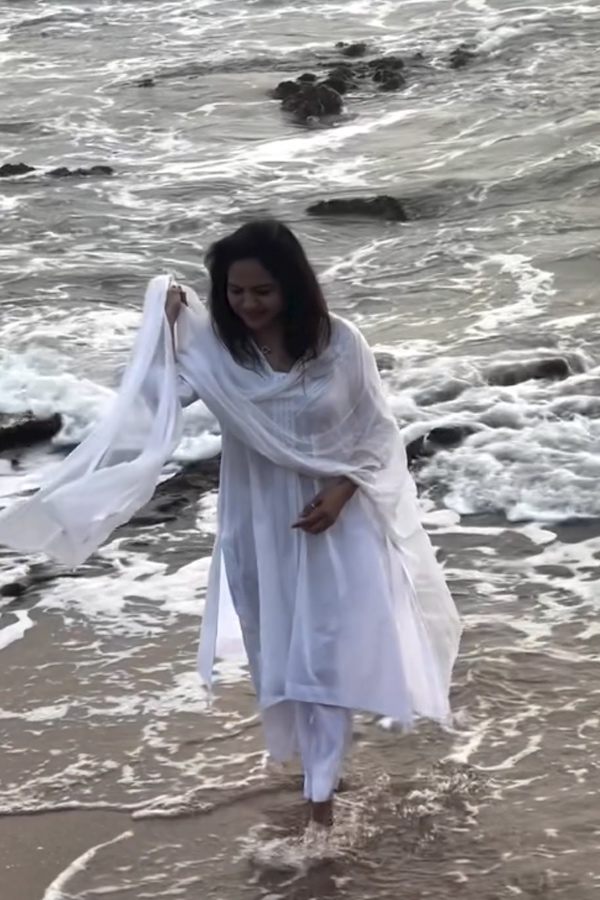 Singer Sunitha enjoying Her Time In beach Photos8