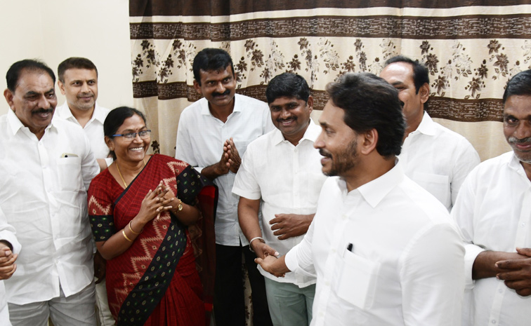 YS Jagan Pulivendula Tour Photos4