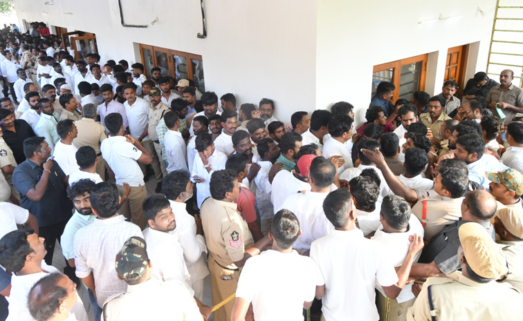 YS Jagan Pulivendula Tour Photos7