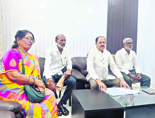 దూసుకెళ్లిన బస్సు..   ముగ్గురికి తీవ్ర గాయాలు 2