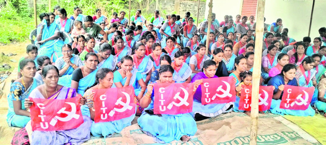 వేతనాలు పెంచే వరకు ఉద్యమం ఆగదు 
1