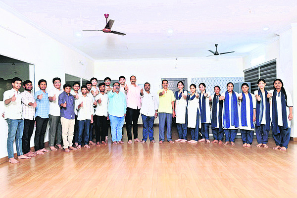 సీఎం, డిప్యూటీ సీఎంను కలిసిన ఎమ్మెల్యే
1