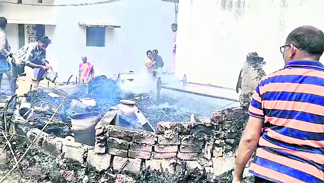 గ్యాస్‌ సిలిండర్‌ పేలి పూరిల్లు దగ్ధం1