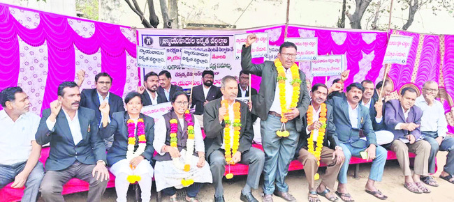 న్యాయవాదుల రక్షణ చట్టం తేవాలి 
1