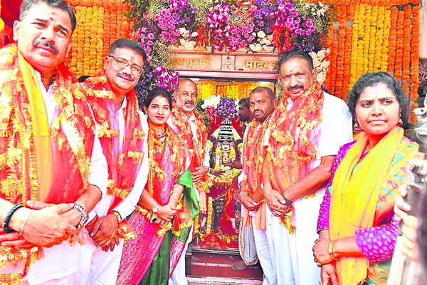 భాగ్యలక్ష్మి అమ్మవారి సన్నిధిలో బీజేపీ కార్పొరేటర్లు
1