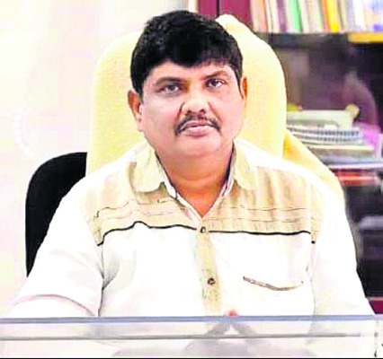 భాగ్యలక్ష్మి అమ్మవారి సన్నిధిలో బీజేపీ కార్పొరేటర్లు
2