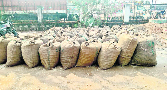 అకాల కష్టాలు మొదలు 
1