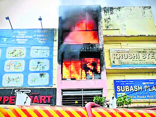 సూపర్‌ మార్కెట్‌లో భారీ అగ్నిప్రమాదం1