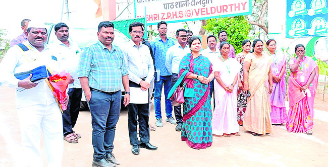 ఇద్దరికి డిప్యూటీ కలెక్టర్‌గా పదోన్నతి 1