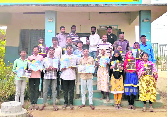 ‘సాక్షి’ స్టడీ మెటీరియల్‌ పంపిణీ3