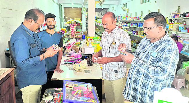 ‘సాక్షి’ స్టడీ మెటీరియల్‌ పంపిణీ1