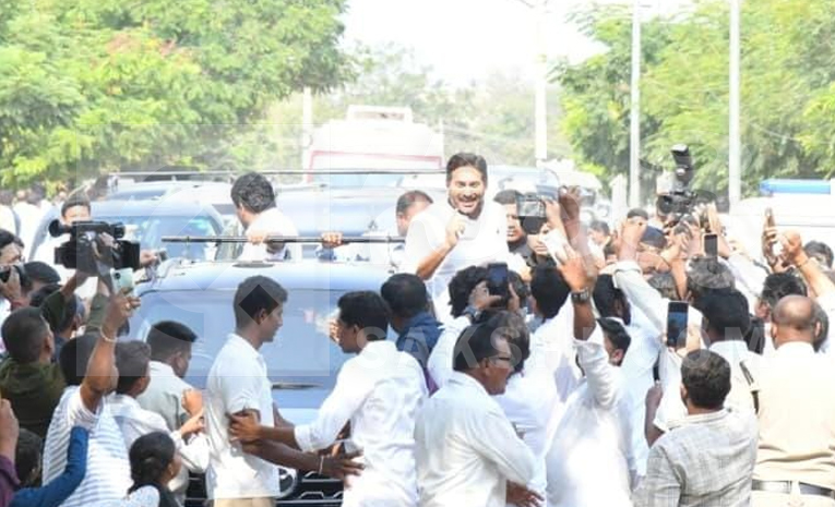 Huge Crowed At YS Jagan Nandipalli Tour Photos2