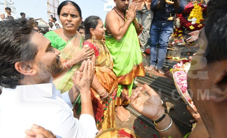 Huge Crowed At YS Jagan Nandipalli Tour Photos11
